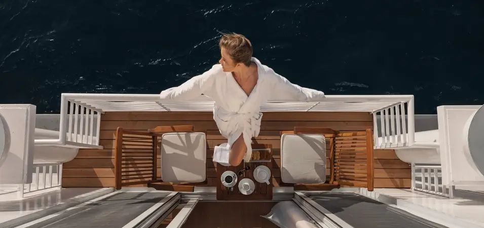 Best Time for a Nile Cruise in Egypt (Month-by-Month 2026) — Weather, Prices & Tips 1 A stunning photo of a tourist standing on a cruise ship balcony